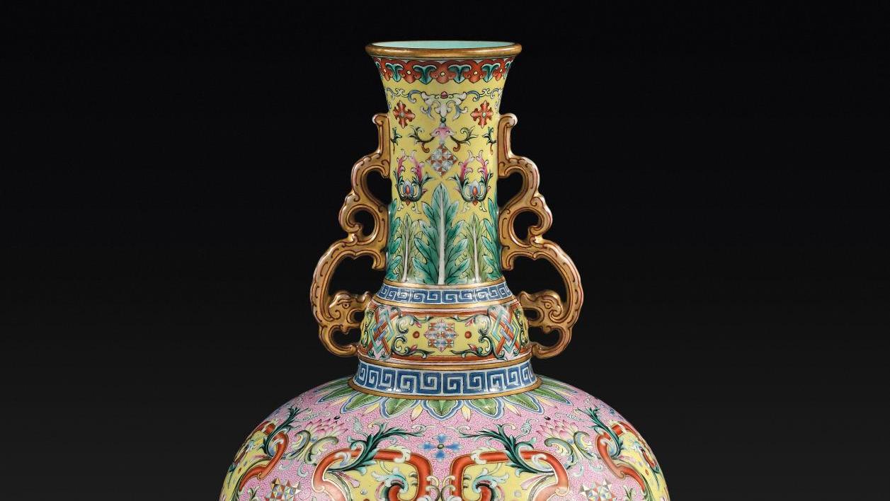 Chine, époque Qianlong (1736-1795). Vase en porcelaine émaillée polychrome et or... Chef-d’œuvre de porcelaine impériale chinoise