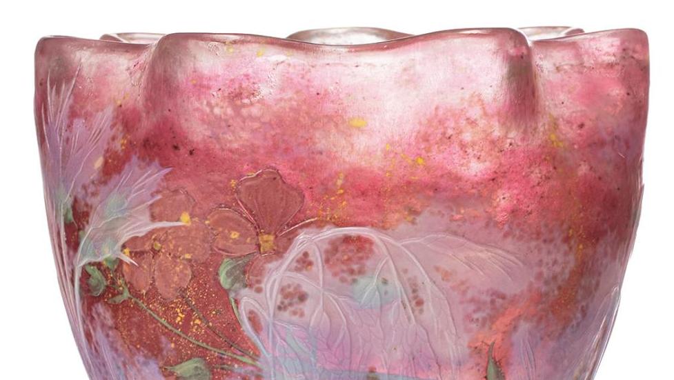 Daum Frères, Nancy, vase en verre multicouche opalescent, décor de graminées et de... Daum : de la poésie dans l’art verrier
