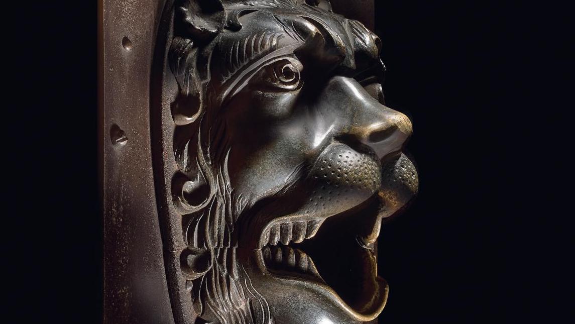 Fin du XVIIIe siècle. Tête de lion en bronze ciselé en fort relief, partie d’une... Les clous d’une collection de serrurerie