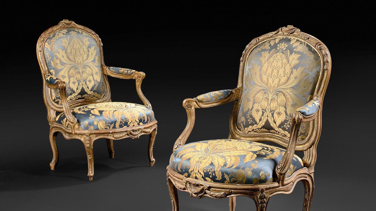Louis Delanois (1731-1792), deux fauteuils à châssis en bois doré, à décor de guirlandes... Delanois, une gloire de la menuiserie