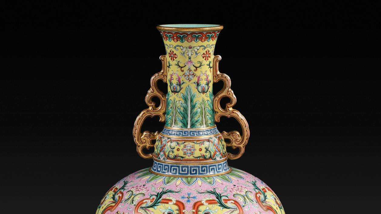 China, Qianlong period (1736-1795). Porcelain vase with polychrome and gold glaze... A Porcelain Masterpiece