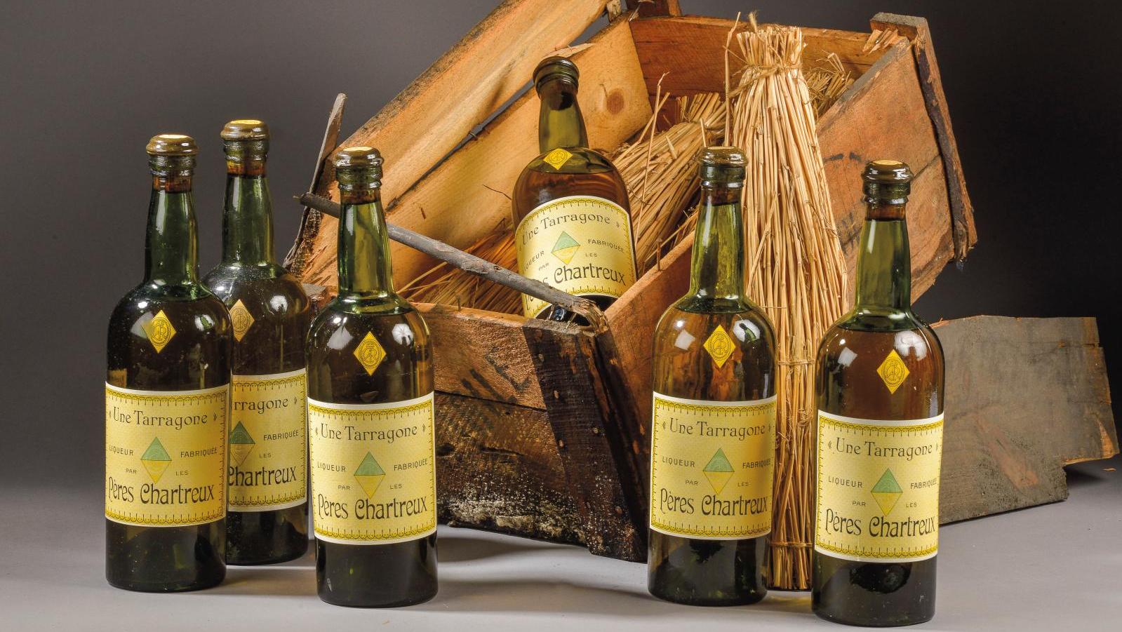 Chartreuse «Une Tarragone» jaune, 1921-1929, six bouteilles de 1 litre en caisse... La tarragone : à la santé des chartreux !