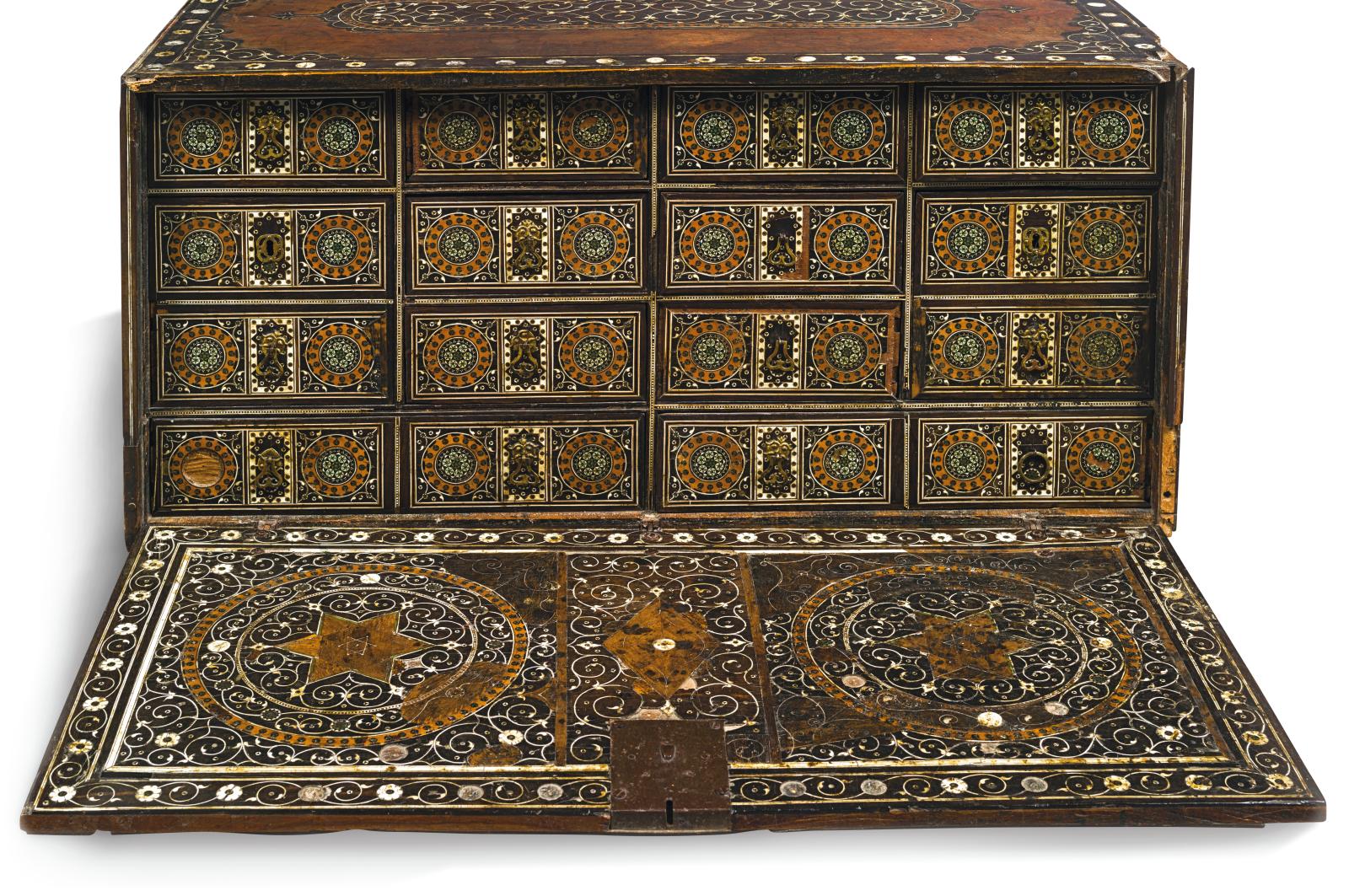 Attendu au plus haut à 15 000 €, ce cabinet indo-portugais du XVIIe siècle (44 x 88 x 42 cm), ouvrant par un abattant dévoilant douze tiroirs à décor 