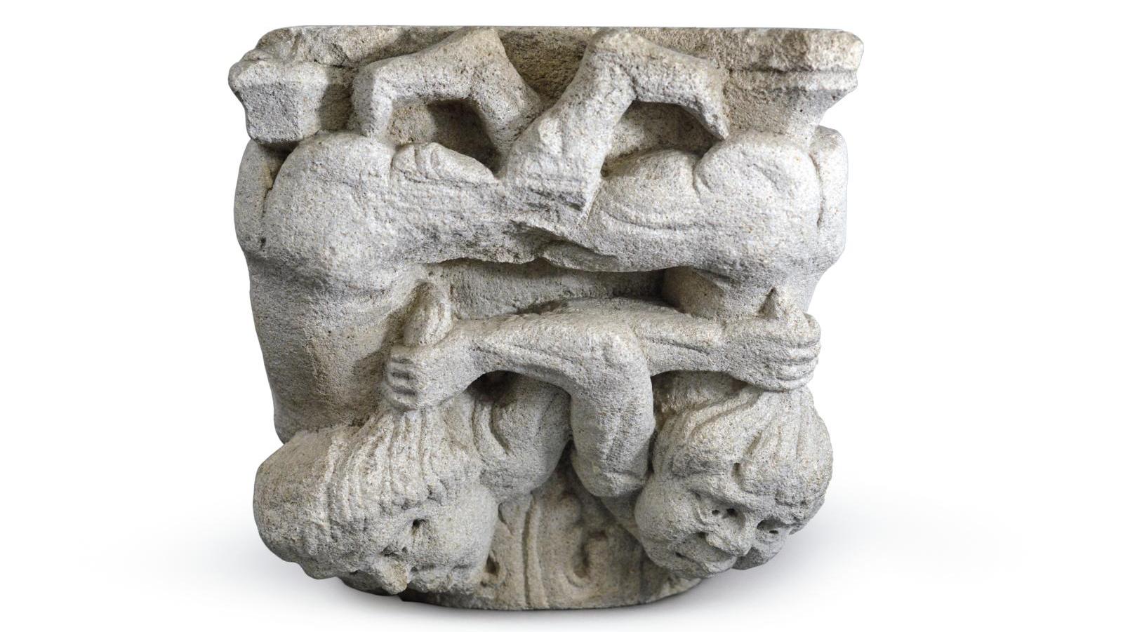 Chapiteau en pierre calcaire sculptée, à décor de feuilles d’acanthe et de deux personnages... Verve romane et kermesses flamandes
