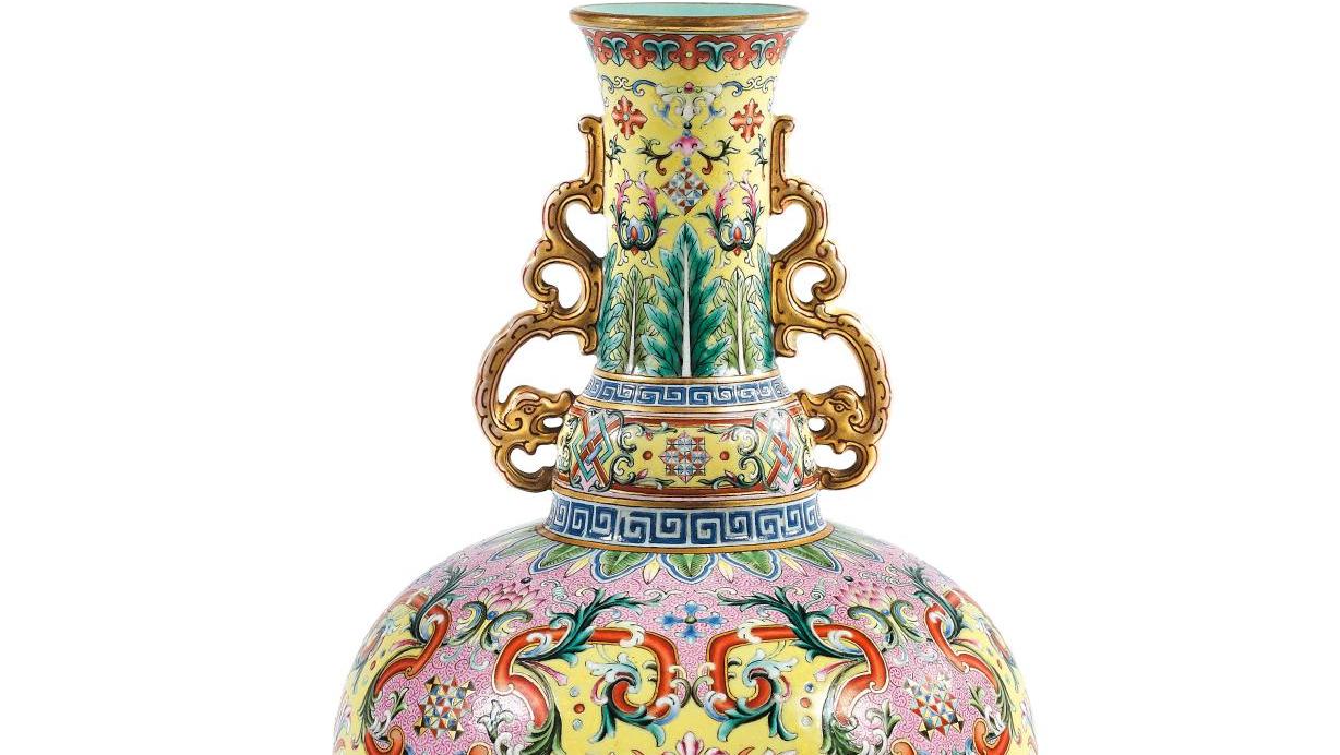 Chine, époque Qianlong (1736-1795). Vase en porcelaine émaillée polychrome et or... Un jaune impérial chinois