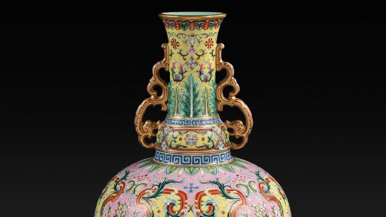 China, Qianlong period (1736-1795). Porcelain vase with polychrome and gold glaze... An Imperial Yellow: Gift for Emperor Qianlong?