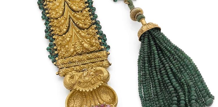 Travail indien du XXe siècle. Ornement de chevelure jadai nagam en or fourré, articulé... Des diamants et un ornement