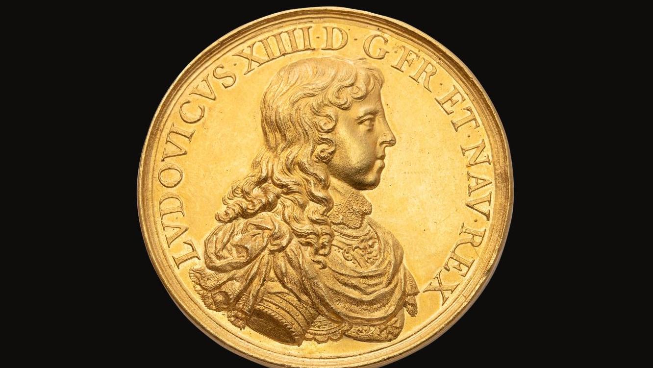 Louis XIV (1643-1715), 1643, médaille en or, 92,96 g, 50,9 mm, à l’avers «LVDOVICVS.XIIII.D.G.FR.ET.NAV.REX»,... Un enfant roi, Louis XIV, et un graveur virtuose, Jean Varin