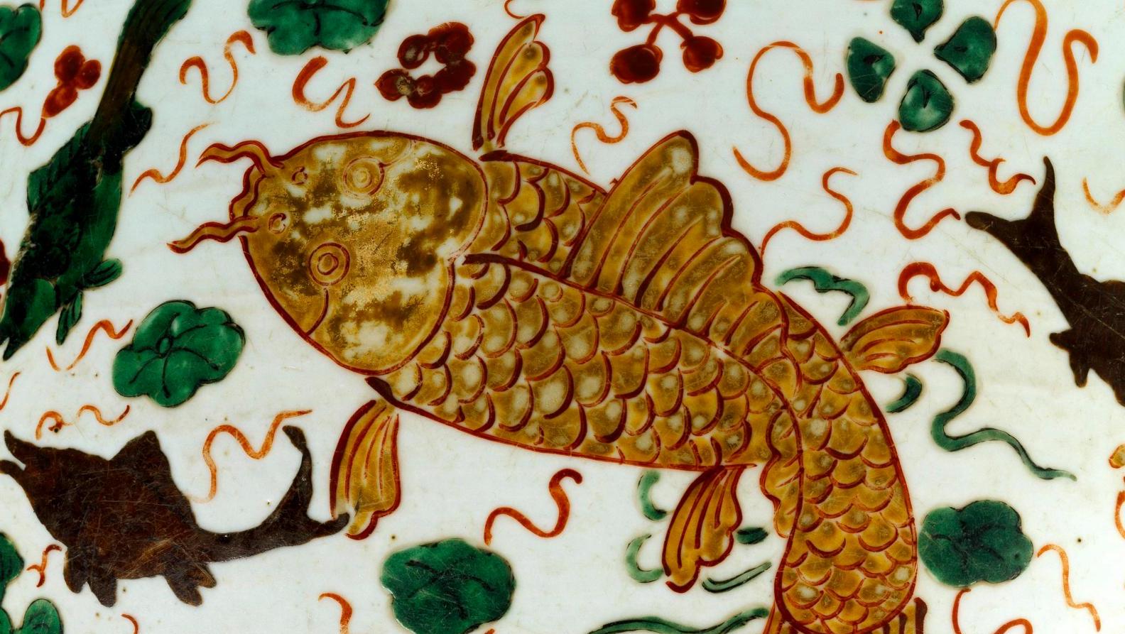 Jarre à poissons (détail), porcelaine peinte aux émaux et à l’or, dynastie Ming,... L’art du symbole