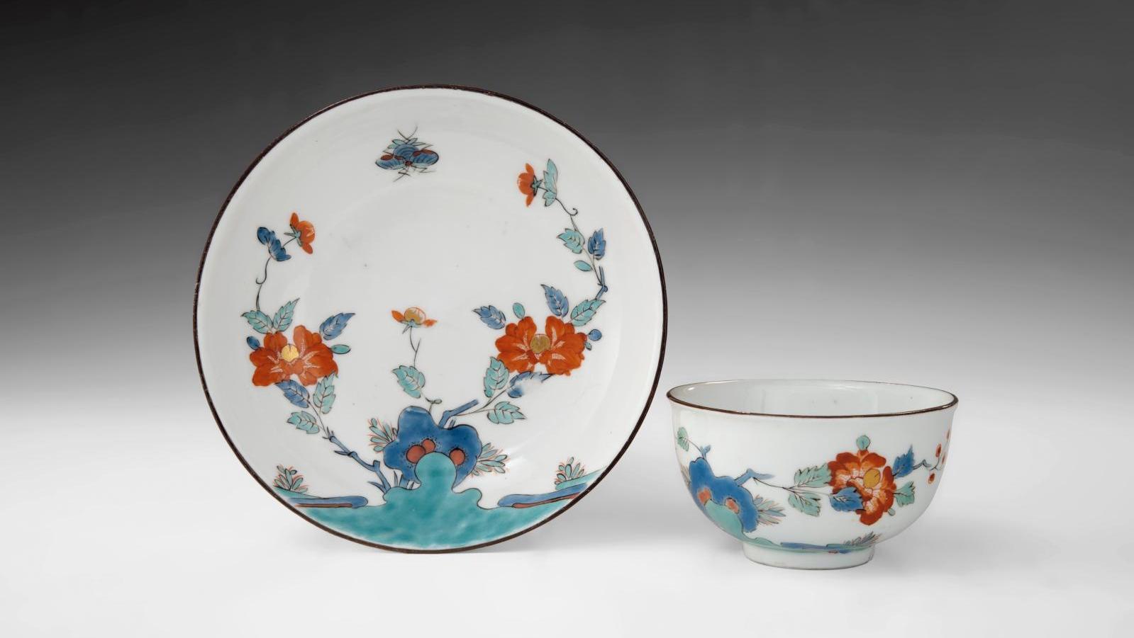 Meissen, vers 1735, bol et soucoupe en porcelaine, émaux polychromes et à filet or,... Meissen. Folies de porcelaine à Genève
