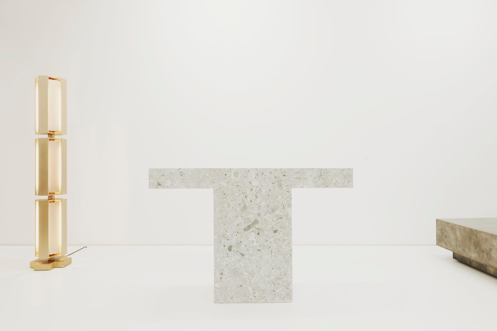 Exposition «Modernist» de Joseph Dirand à la galerie Pierre Marie Giraud, à Bruxelles. Lampe Totem en aluminium, table Modulor en pierre Ceppo.  