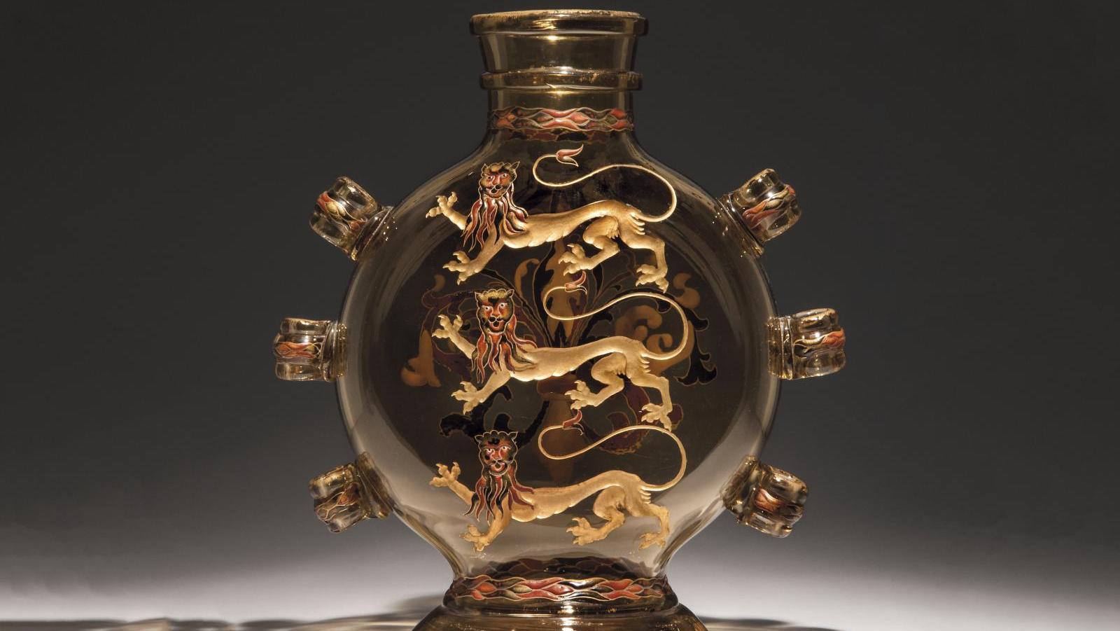Émile Gallé (1846-1904), vase gourde aux léopards héraldiques et fleur de lis, en... Gallé, pèlerin des arts décoratifs