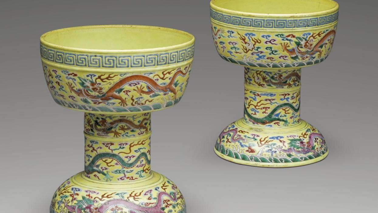 Chine époque Qianlong (1735-1796). Paire de brûle-parfums en porcelaine et émaux... Soins et raffinement au XVIIIe siècle