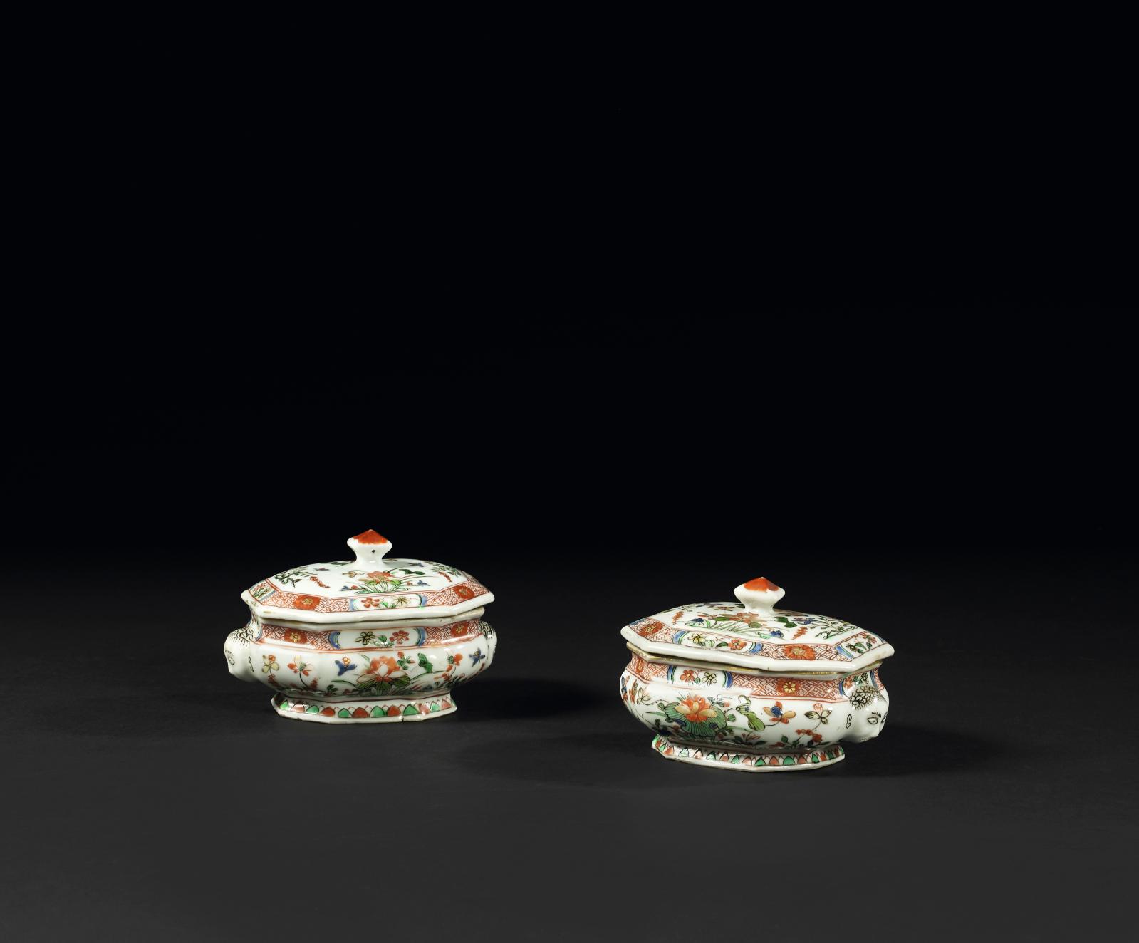 Chine, XVIIIe siècle, époque Kangxi (1661-1722). Paire de boîtes à épices couvertes de forme ovale à pans coupés à trois compartiments, décor polychro