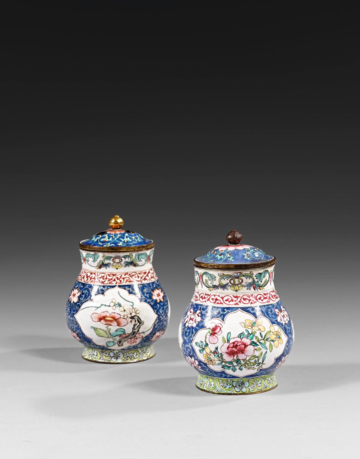 Chine, début de la période Qianlong (1736-1795). Paire de pots à épices couverts, de forme balustre, à décor peint sur cuivre, en émaux de la famille 