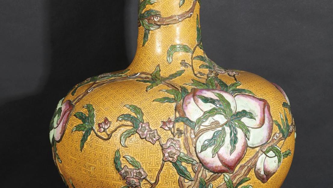 Chine, époque Qing, XIXe siècle. Vase de forme «tianqiuping» en bronze et émaux cloisonnés,... Sous le signe de la pêche et de la chauve-souris