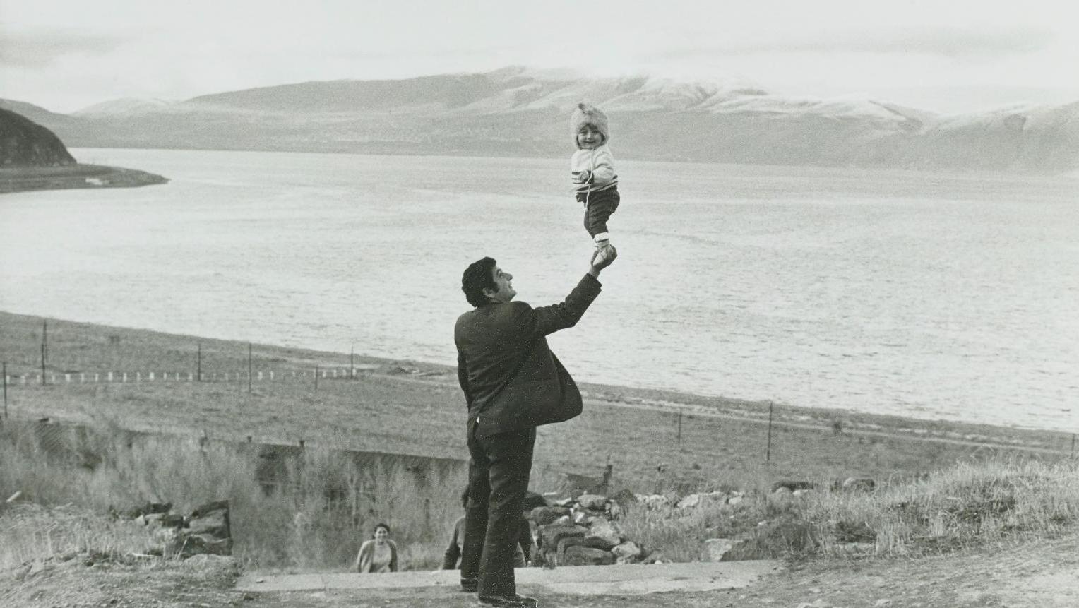 Henri Cartier-Bresson (1908-2004), Lac Sevan, Arménie, URSS, 1972, épreuve gélatino-argentique... Henri Cartier-Bresson exposé  à Venise selon la règle des «je»