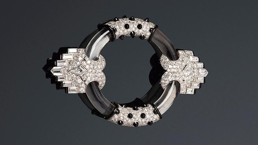 Janesich, vers 1930, broche en platine formée d’un anneau en cristal de roche souligné... Janesich, seigneur des anneaux