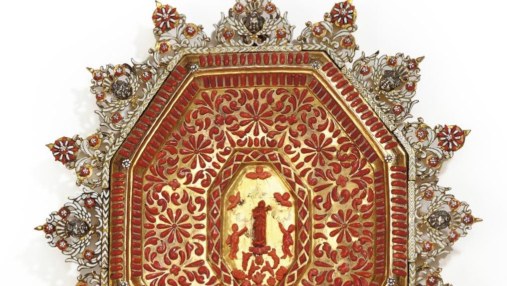 Trapani, fin du XVIIe-début du XVIIIe siècle. Plaque en cuivre doré, bronze émaillé,... C comme corail