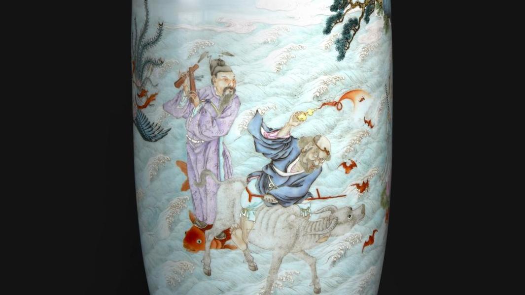 Chine, époque Qianlong (1736-1795). Vase lanterne, dit «deng long zun», en porcelaine... Huit immortels pour un vase deux fois impérial