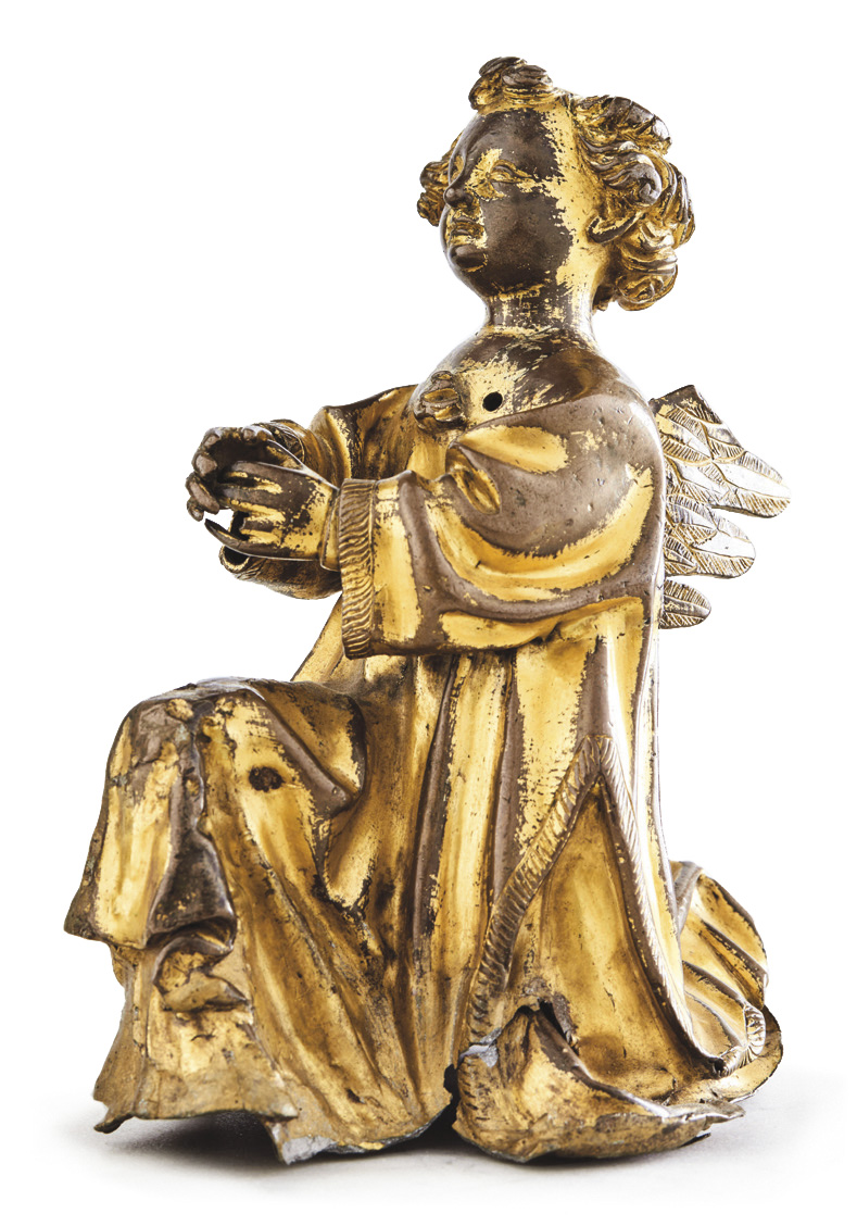 Estimation décuplée pour cet ange (15 x 9,8 x 11 cm) en cuivre repoussé, gravé, ciselé et doré ! Bien qu’ayant perdu ce qui figurait dans 