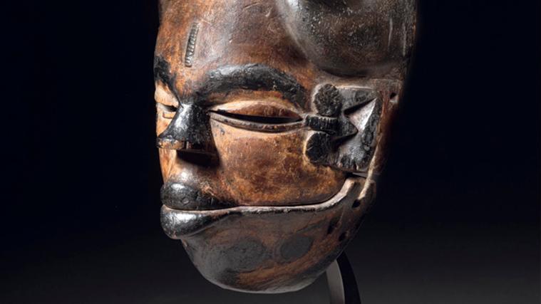 Nigeria. Masque elu ogoni, bois mi-dur à patine brune, pigments, h. 18 cm. Adjugé :... Masque pensif