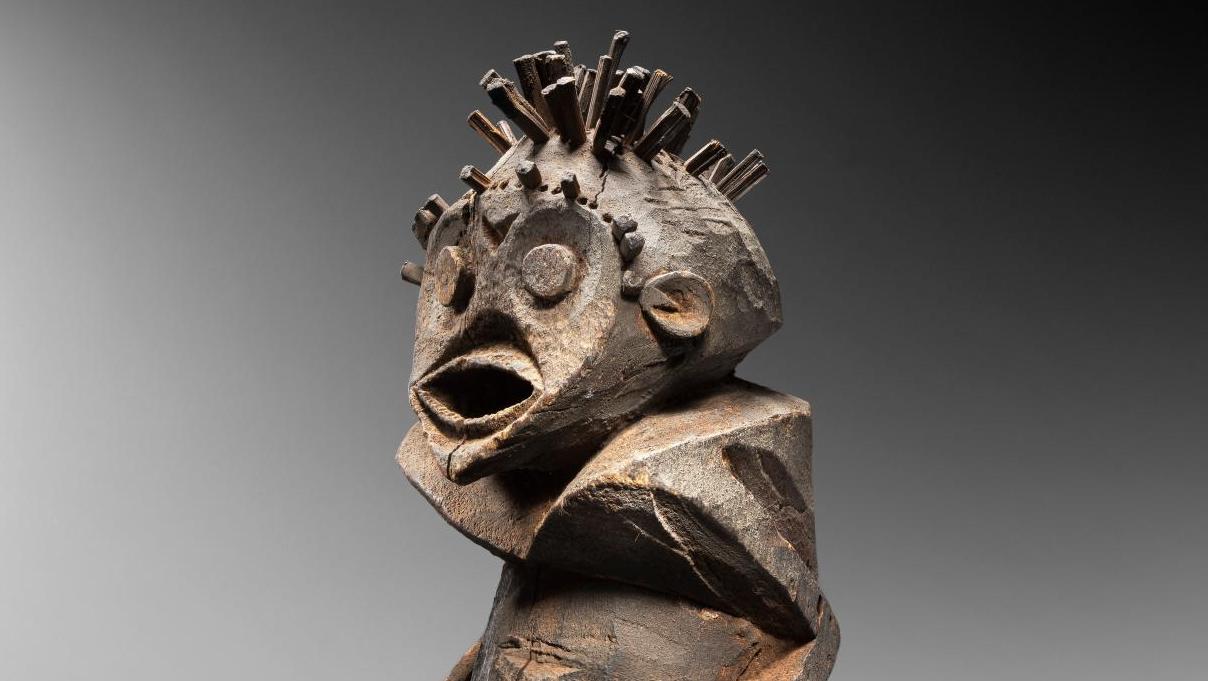 Statue mambila du Nigeria (h. 30 cm) exposée à l’occasion du Parcours des mondes (jusqu’au... Art tribal : nouvelle donne ?