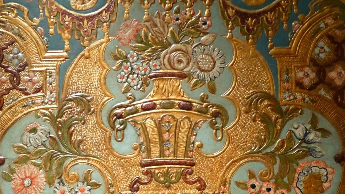 Carreau de cuir doré repoussé, Pays-Bas. Premier quart du XVIIIe siècle, 73 x 49 cm,... C comme cuirs dorés