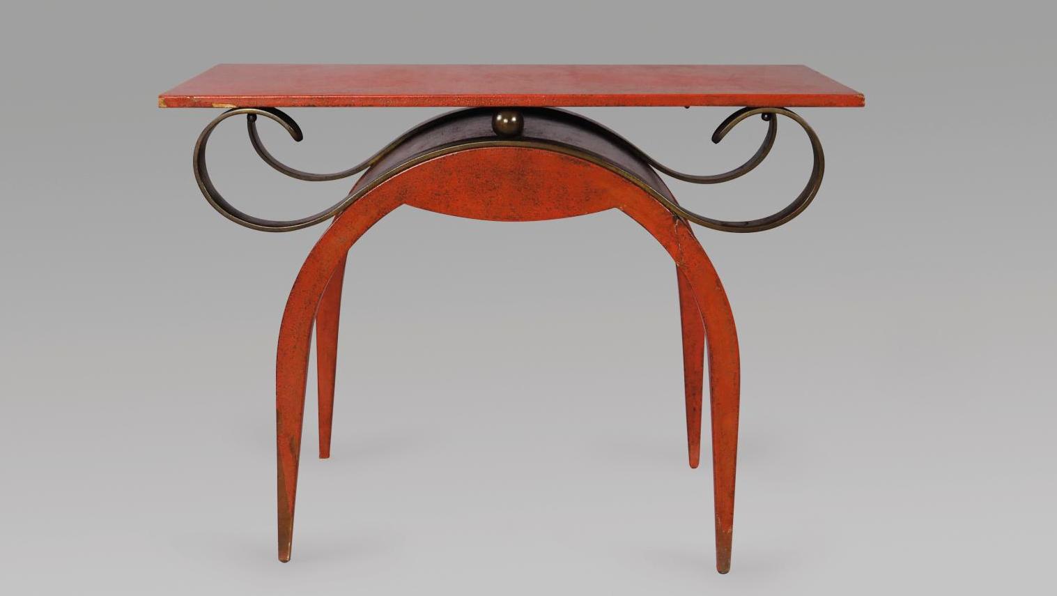Eugène Printz, table d’appoint en laque rouge chamois arrachée, à plateau rectangulairesouligné... Eugène Printz, toujours unique