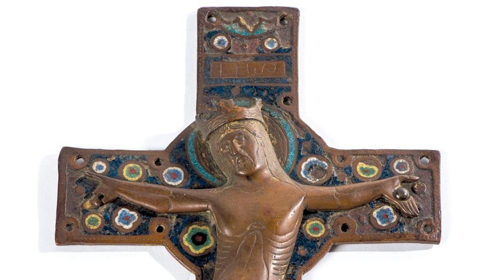 Limoges, vers 1230. Plaque centrale de croix en cuivre champlevé, gravé, émaillé... Un Christ en émaux de Limoges du XIIIe siècle