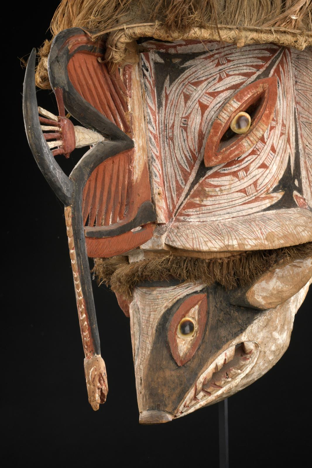 Nord de la Nouvelle-Irlande. Masque kepong, bois, pigments et fibres, h. 43 cm. Adjugé : 106 250 € 