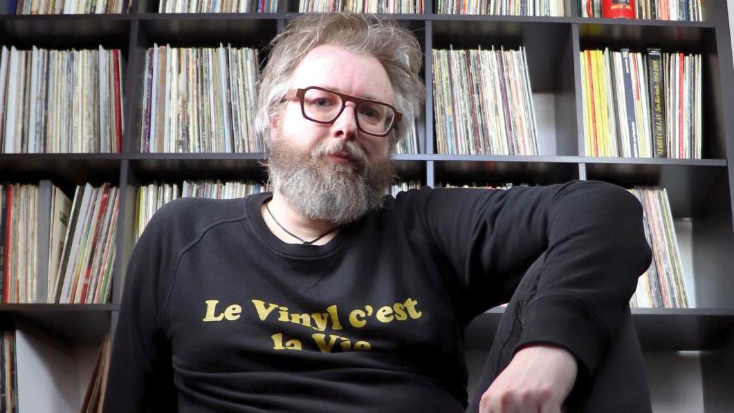 Depuis 2015, le collectionneur Monsieur Vinyl anime une chaîne YouTube dédiée à sa... Disque vinyle, voyage au pays de l’or noir