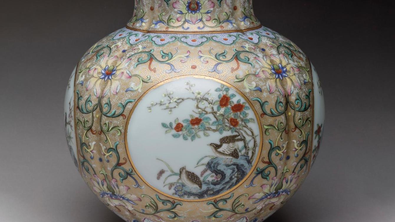 Chine, époque Qianlong (1736-1796). Vase en forme de grenade à quatre faces en porcelaine... De Qianlong à la Révolution française, l’histoire et ses témoignages artistiques