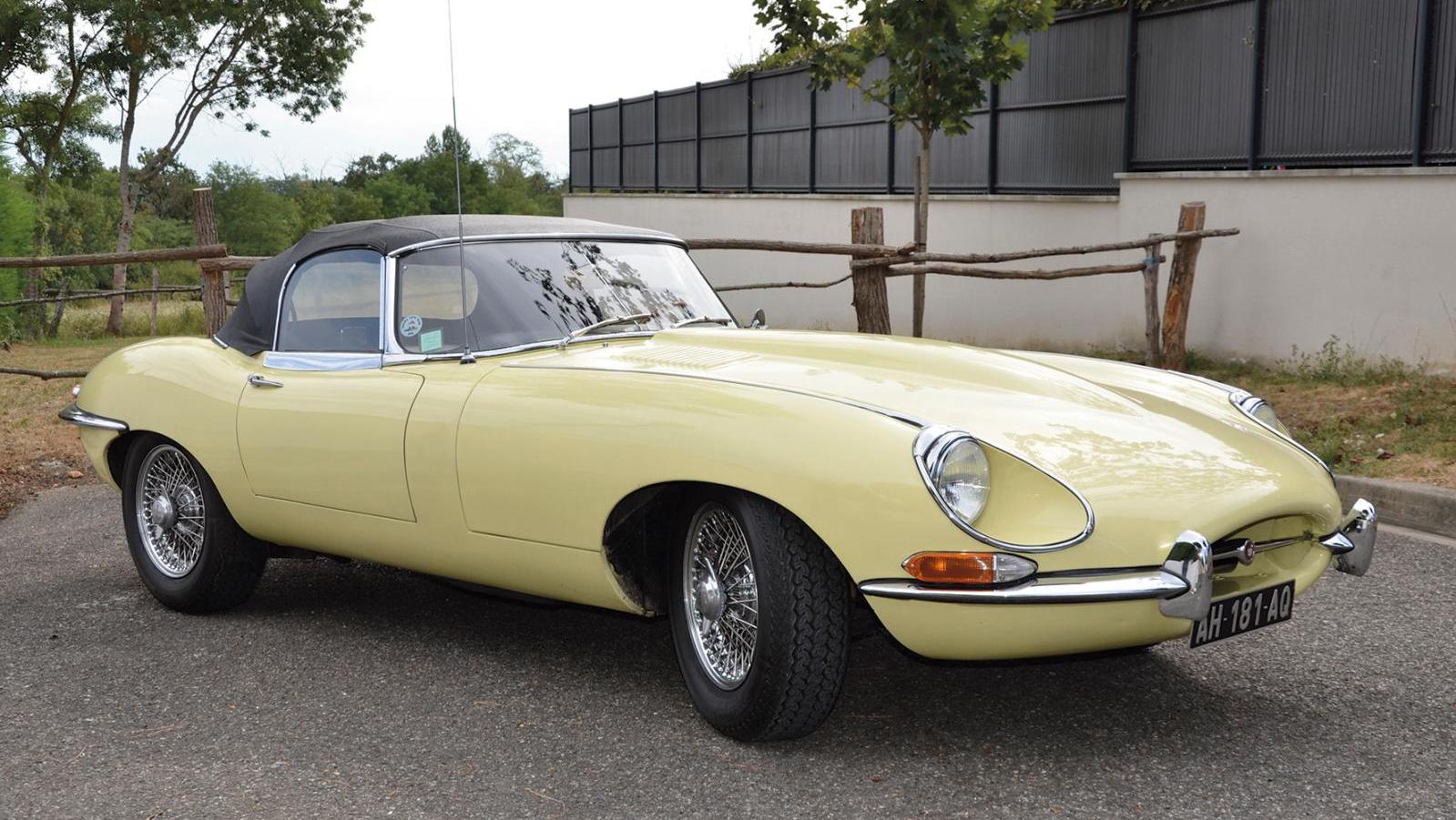 Jaguar type E, 1967, n° de série 1E15924. Adjugé : 90 000 € Jaguar versus Aston Martin