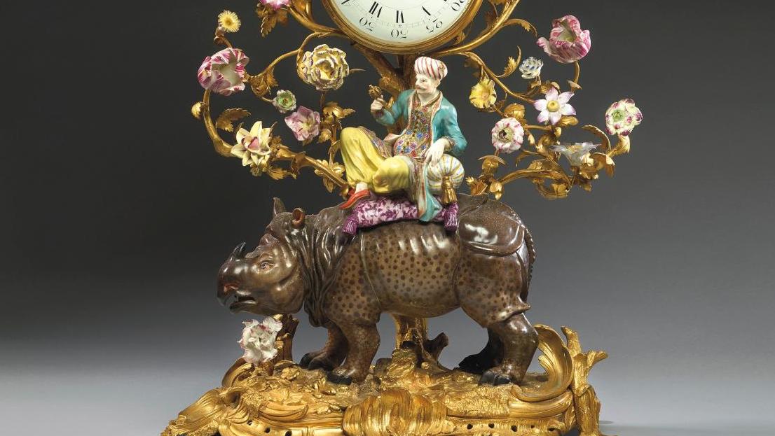 Rhinocéros avec un Oriental monté en pendule. Porcelaine dure de Meissen à décor... Meissen et Chantilly, les alchimistes de l’or blanc