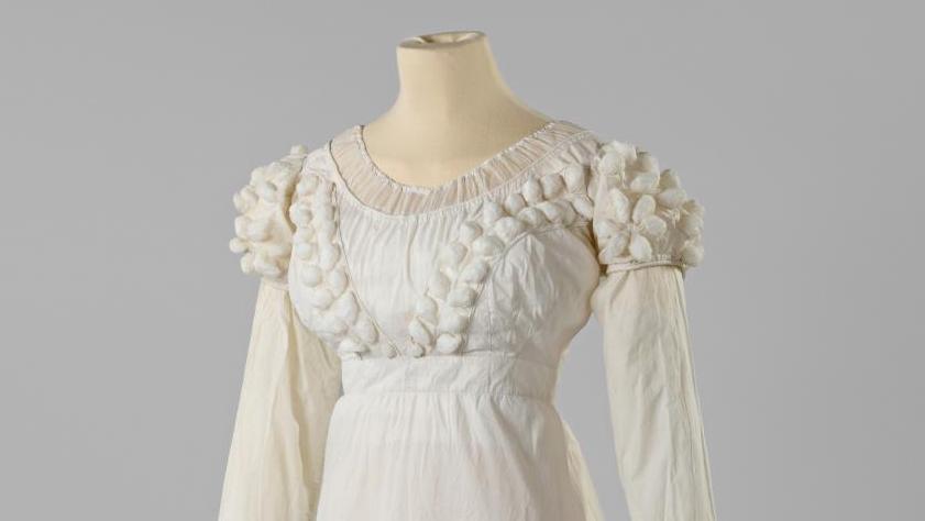 Robe néoclassique, premier Empire, vers 1810, coton blanc et mousseline. Adjugé :... Les trésors de mode  de la collection  Gilles Labrosse