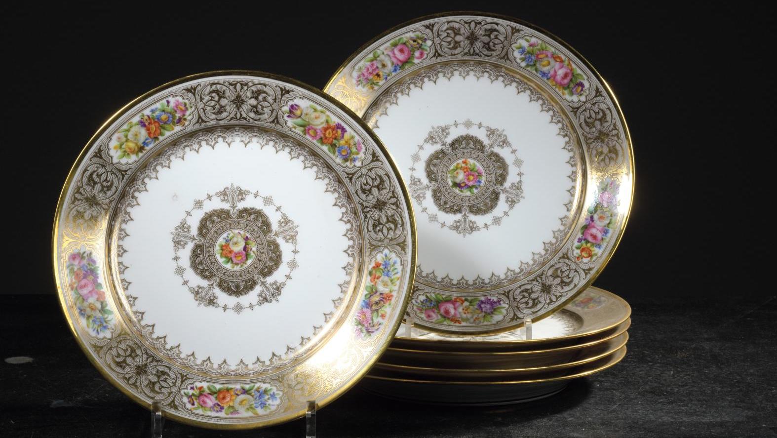 Sèvres, époque Louis-Philippe, vers 1845. Ensemble de vingt-quatre assiettes en porcelaine... Sèvres : retour au Trianon