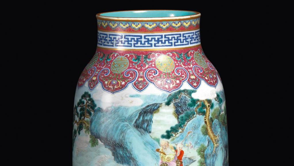 Chine, époque Qianlong (1736-1795). Vase lanterne, dit «deng log zun», en porcelaine... Vase d'époque Qianlong, en route  pour l’immortalité !