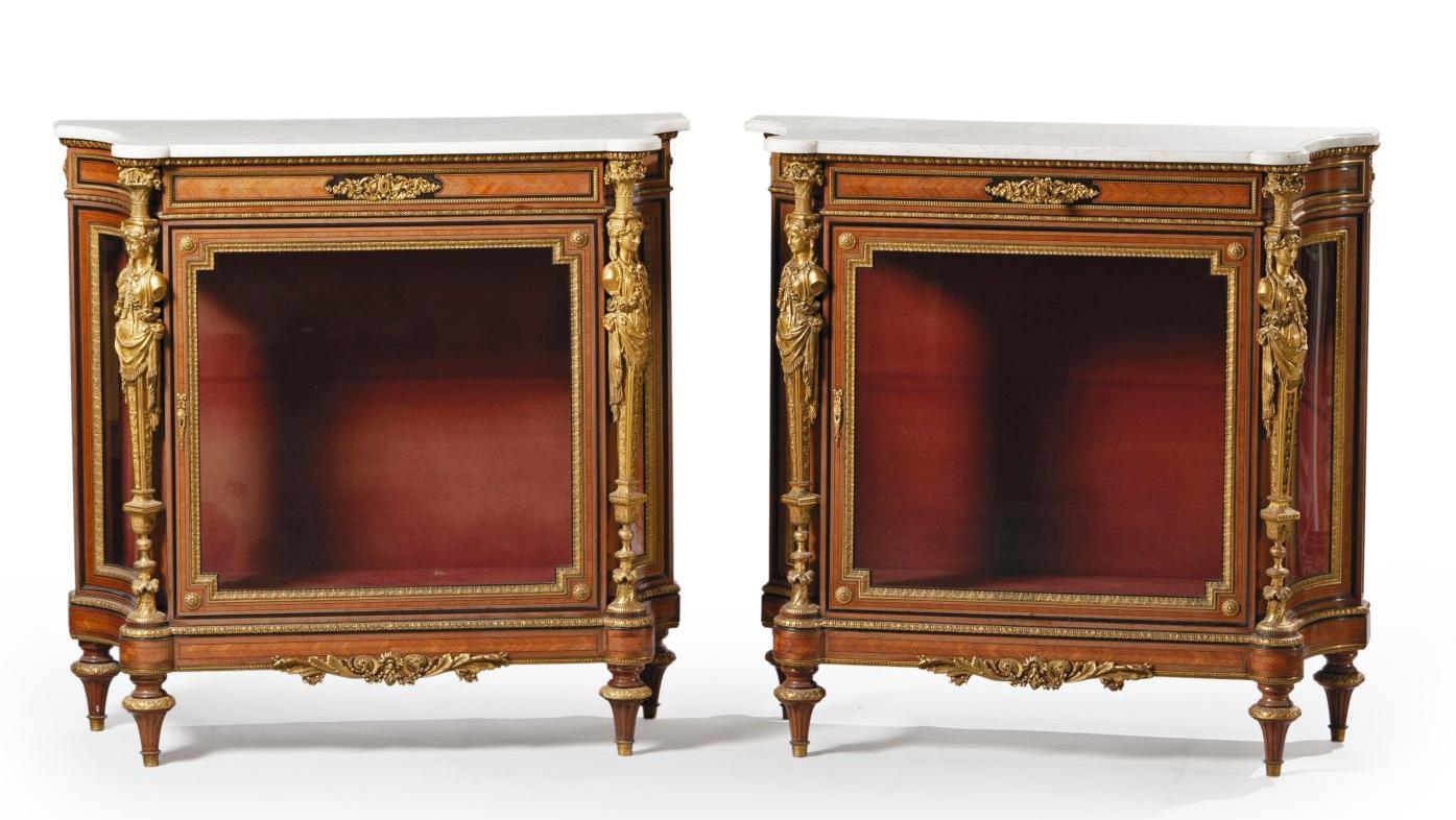 Époque Napoléon III, paire de meubles d’entre-deux formant vitrines, placage de bois... Fourdinois, ébéniste du second Empire