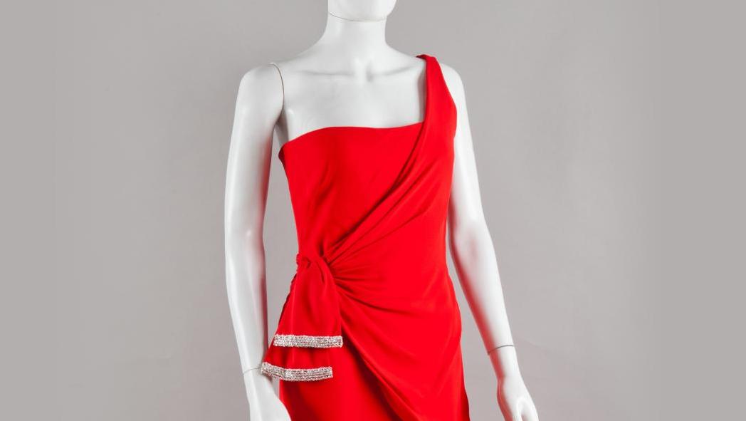 Valentino, collection de prêt-à-porter printemps-été 2008, robe longue du soir rouge,... La petite robe rouge de Valentino