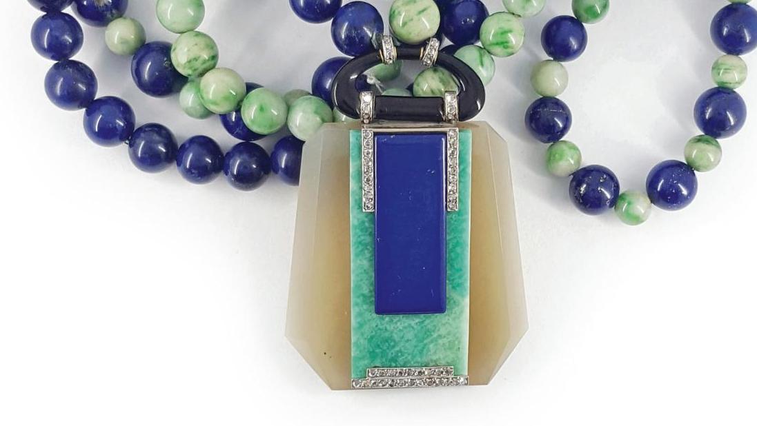 Collier art déco, or 18 k et platine, orné de boules de lapis-lazuli et jade, agrémenté... La poésie moderne des bijoux art déco