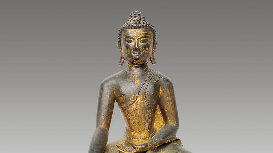 Tibet, XIIIe-XIVe siècle. Statue de Bouddha Shakyamuni Maravijaya en bronze doré,... Les sculpteurs tibétains au sommet