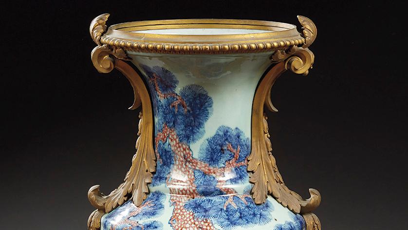 Chine, époque Kangxi (1662-1722). Vase balustre à décor émaillé bleu et rouge de... Château de Mouchy, un vide-grenier de luxe