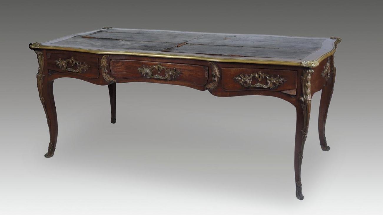 Époque Louis XV, vers 1760. Bureau en acajou et bronzes dorés, 82 x 195 x 97 cm.... Un bureau Transition avant-gardiste