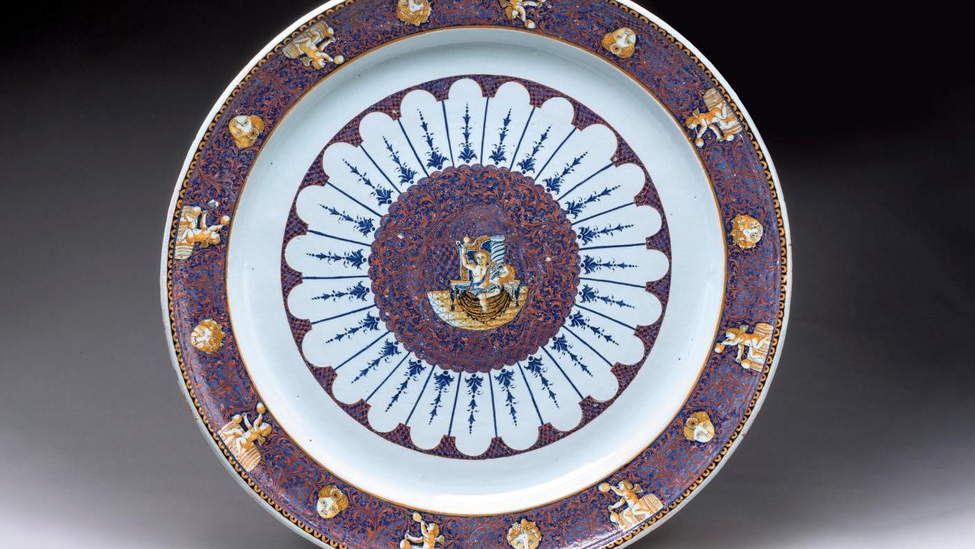 Rouen, vers 1725-1730, grand plat d’apparat rond en faïence à décor en ocre sur fond... Céramique : Rouen  et de Sèvres à leur zénith