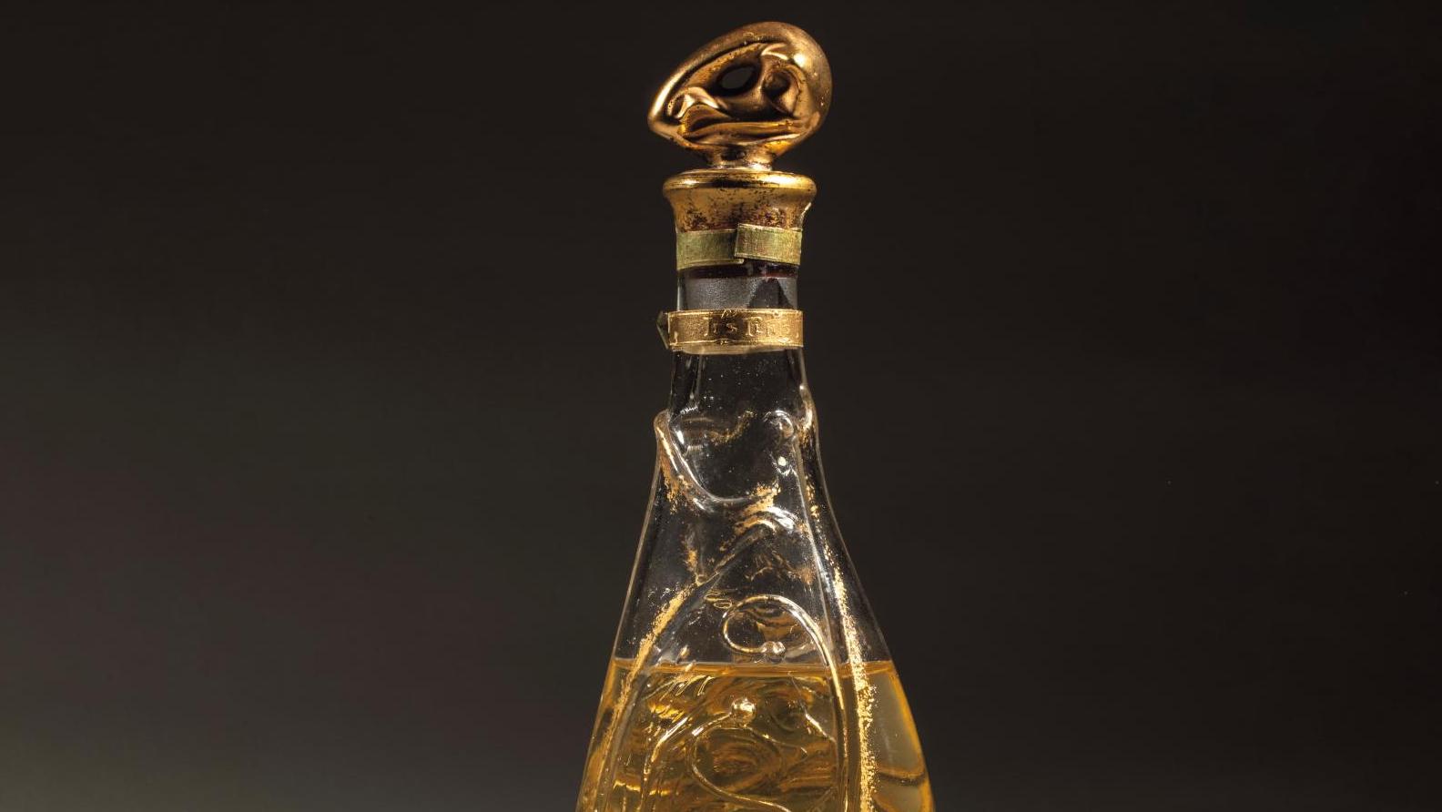 Hector Guimard (1867-1942), Kantirix, flacon à parfum en verre incolore soufflé,... Le parfum du succès par Hector Guimard