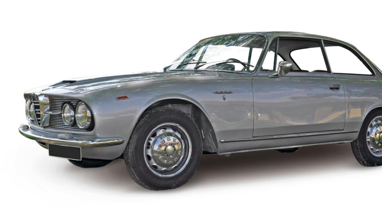 Alfa Romeo 2600 Sprint, année 1964. Adjugé : 51 600 € Sur les routes des années 1960