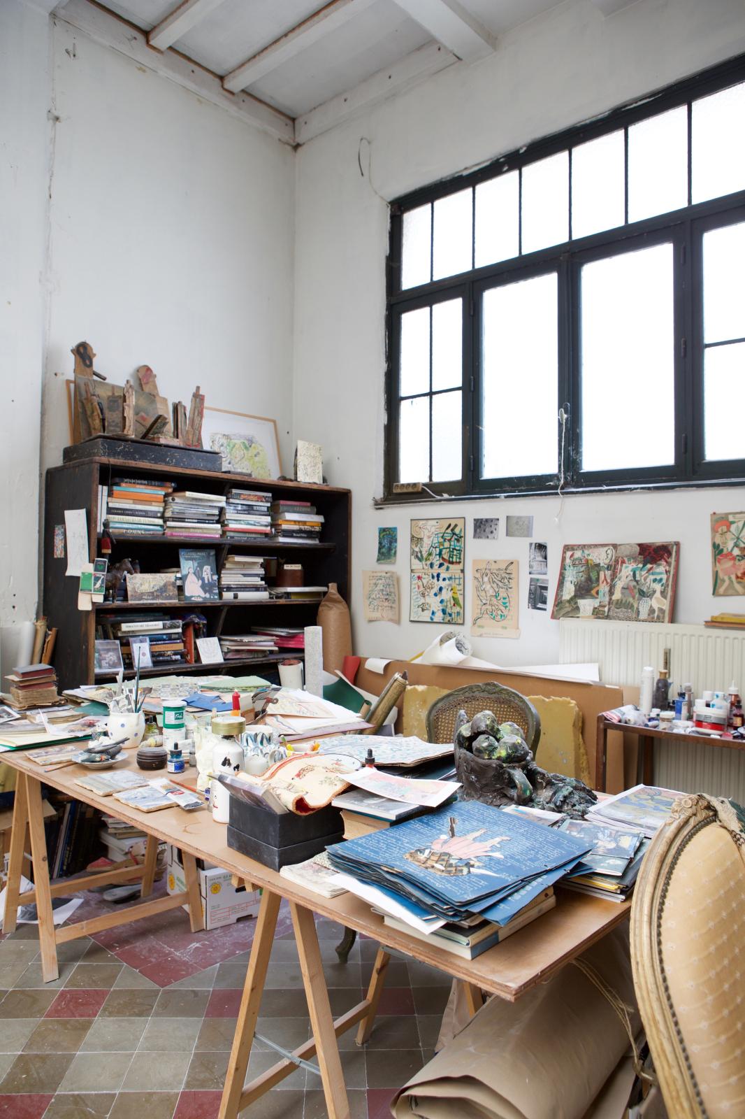 Partout dans l’atelier, les scrapbooks que Bela Silva compose et enlumine de peintures et d’encres.