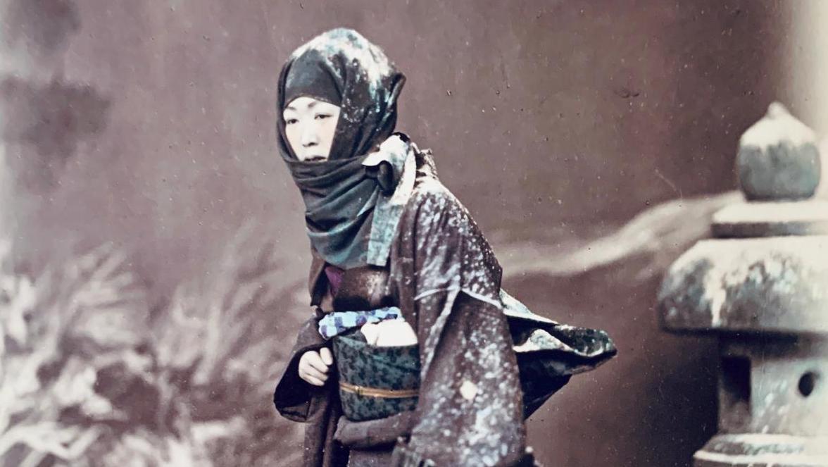 Felice Beato (1832-1909), Femme en robe d'hiver, 1868. © Collection Olivier Degeorges... Festival du Regard. Voyages extra-ordinaires