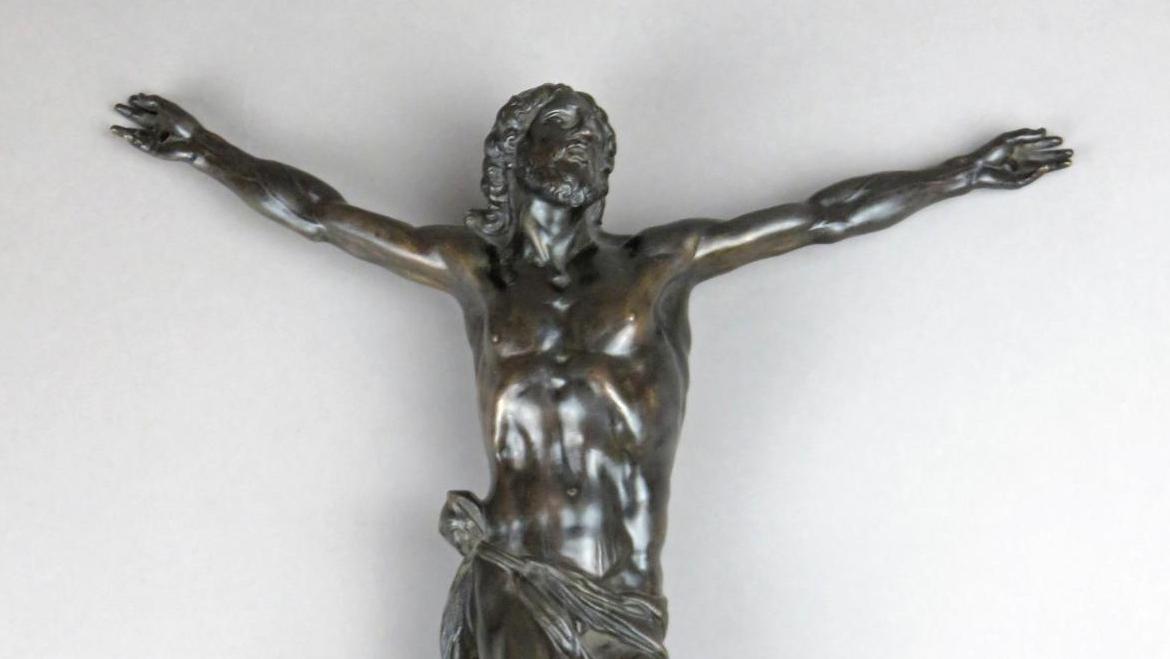 Christ en bronze patiné, XVIIIe siècle, h. 32.5 cm. Adjugé : 164 820 € La sculpture avec Parent, Godchaux et un Christ anonyme